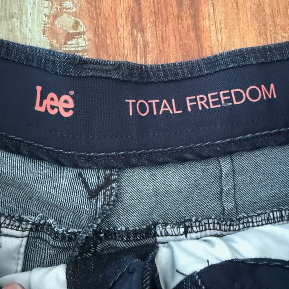 Lee Total Freedom‎ Dark Denim Stretchy Shorts Size 10 - Picture 5 of 6
